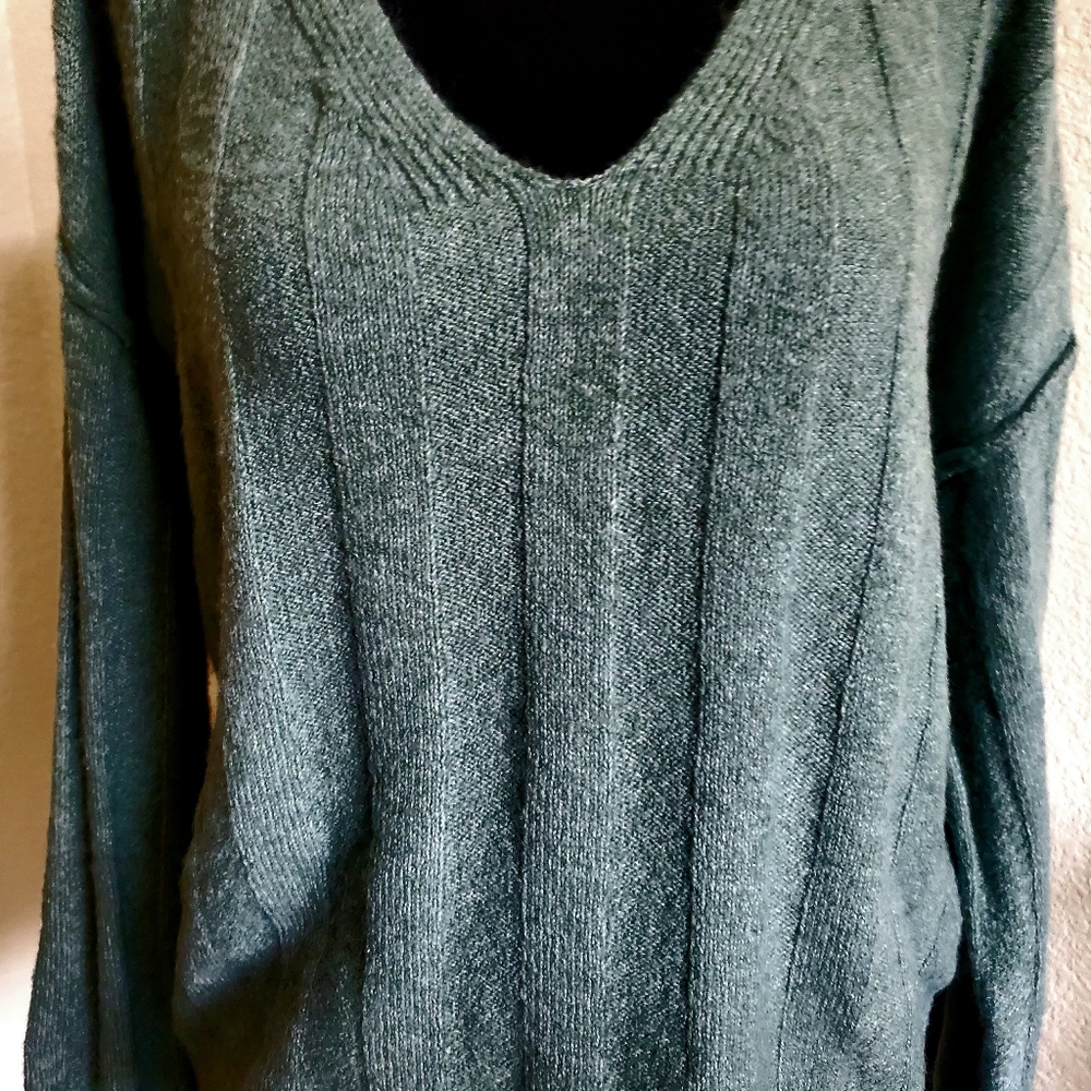 ♡♡♡♡♡ NWT Pink Rose knit sweater. - Picture 2 of 11